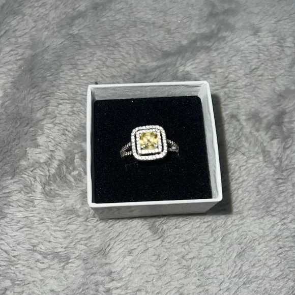 Diamond ring 💚 - Picture 1 of 3